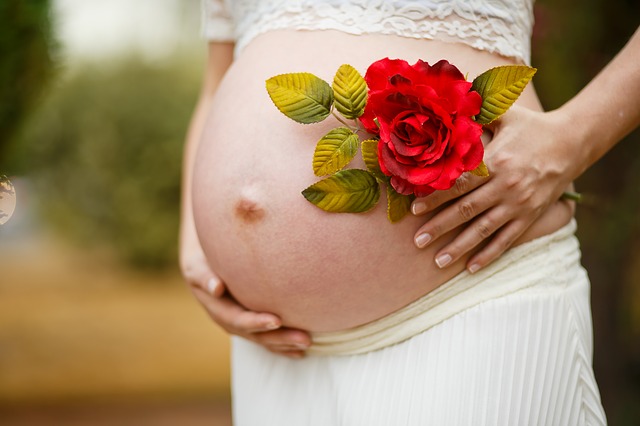 těhotná žena a růže